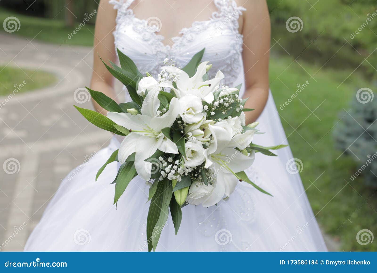 La Novia Sostiene Un Ramo De Novia De Lirios Blancos Foto de archivo -  Imagen de flor, nupcial: 173586184