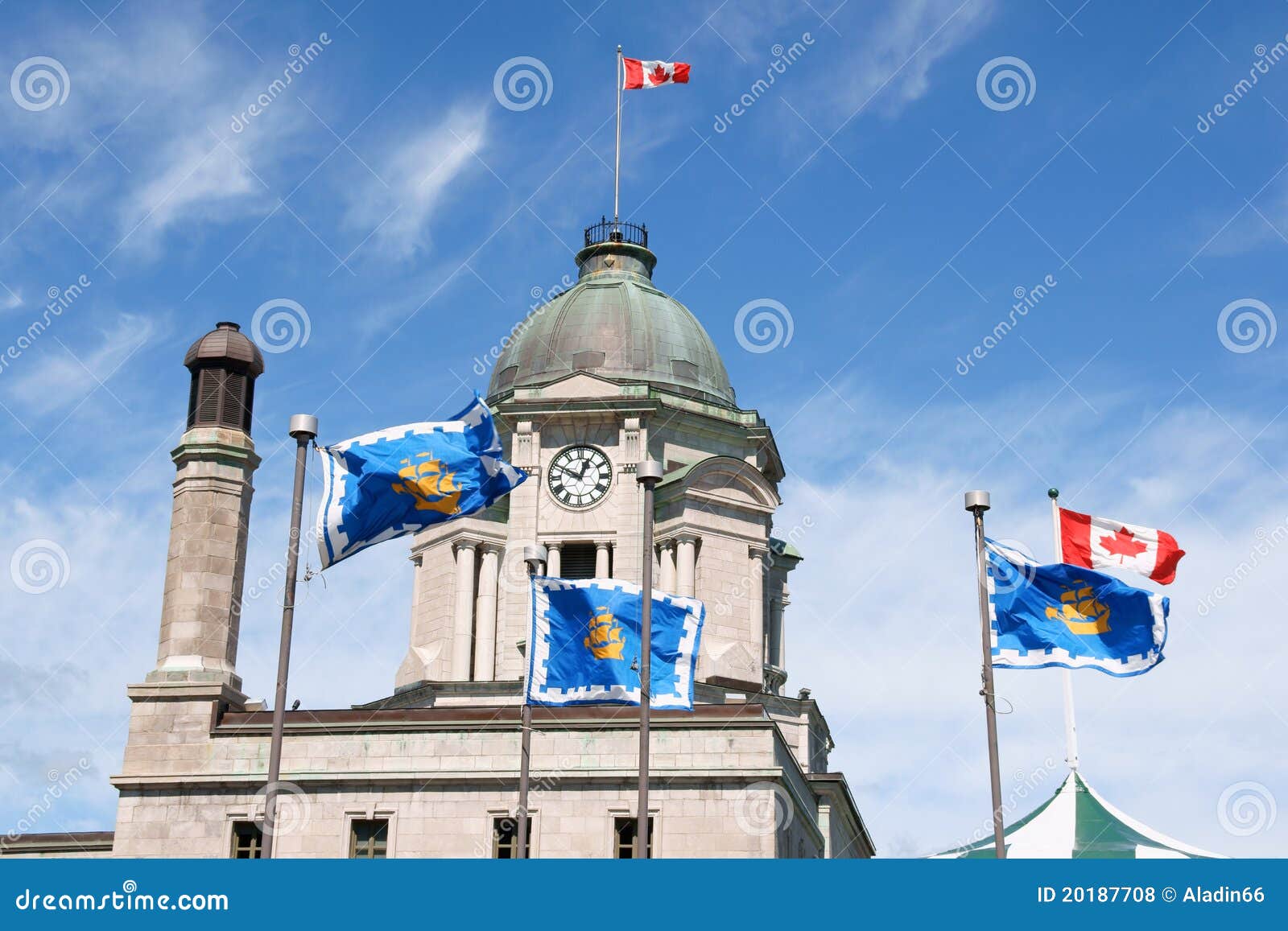 La oficina de correos vieja en Quebec City. La oficina de correos vieja y su torre de reloj en Quebec City