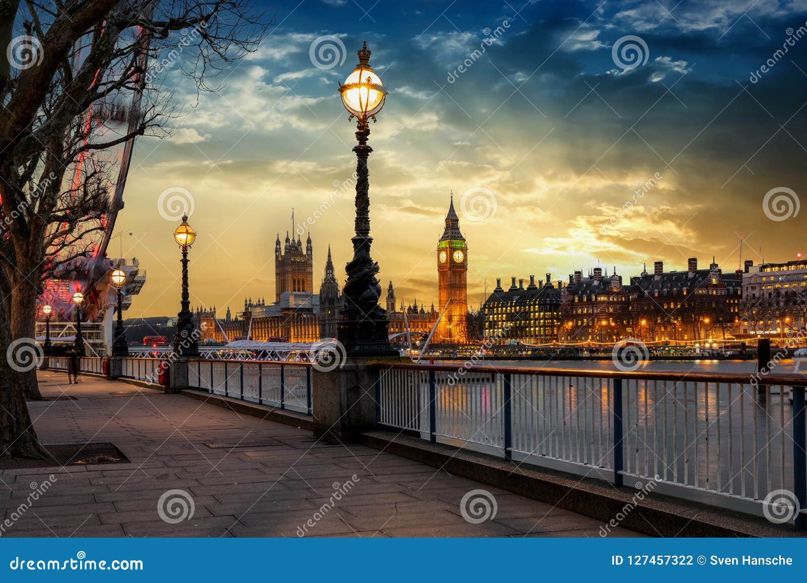 La Orilla De Londres Del Támesis Con Vista a Big Ben Durante Puesta Del