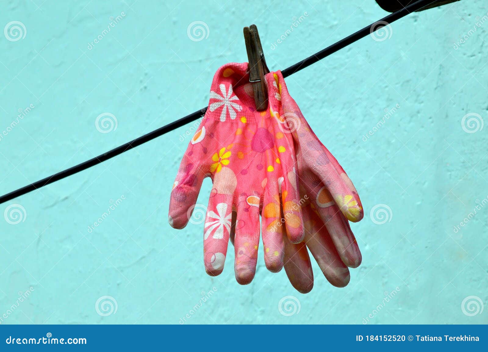 Vieux Gants De Travail Sur Pince à Linge