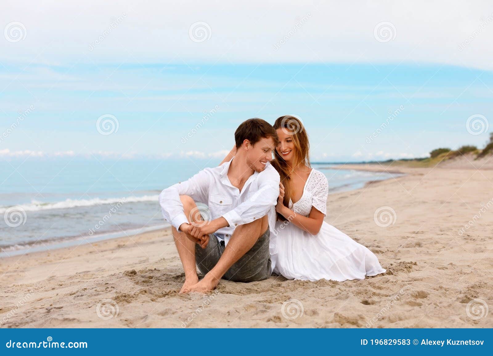 La Pareja De Jóvenes Casados Se Relaja En La Playa Imagen de archivo - Imagen de lazo, feliz: 196829583 La Pareja De Jóvenes Casados Se Relaja En La Playa Imagen de archivo - Imagen de lazo, feliz: 196829583