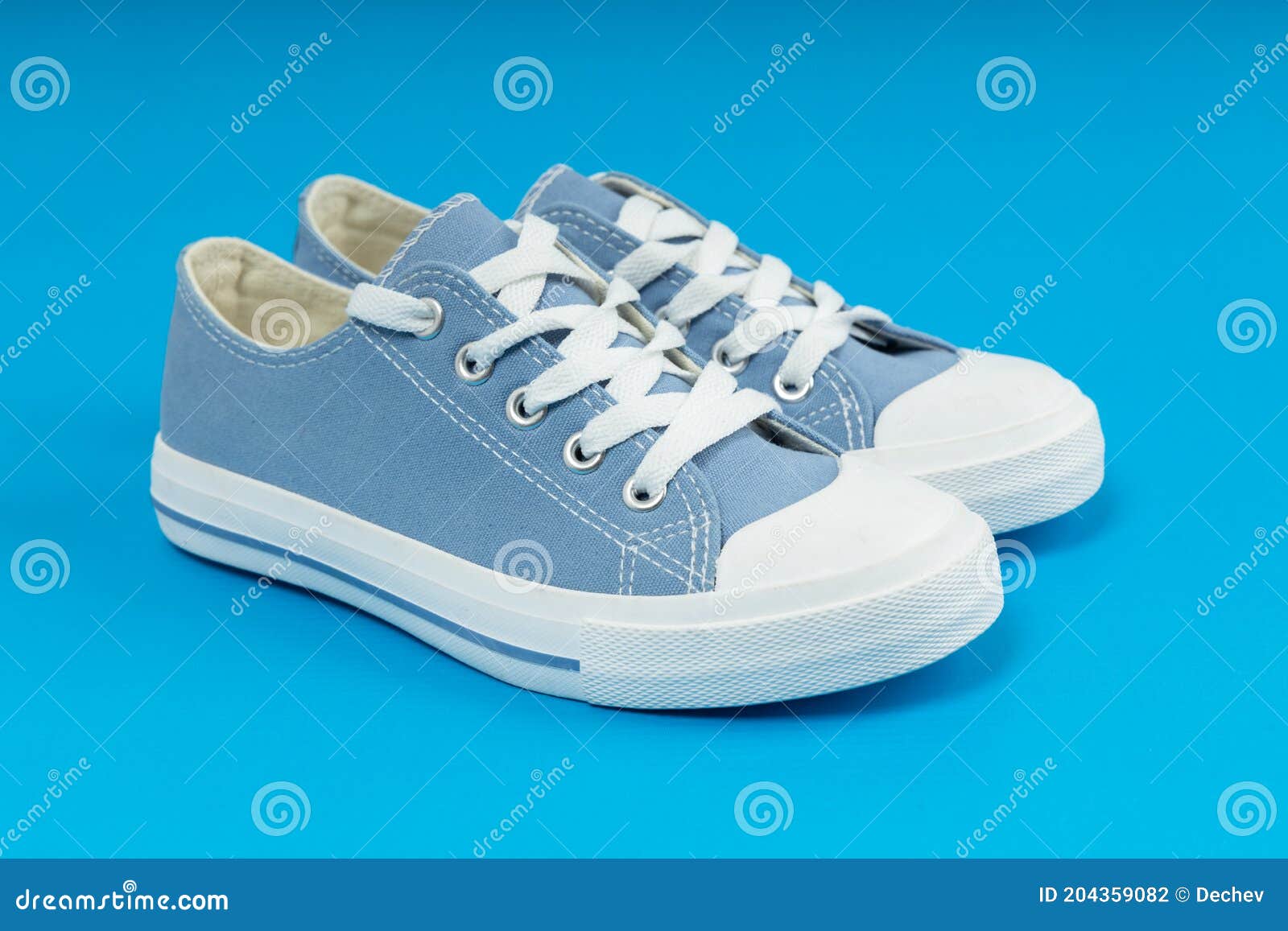 Amoroso Pompeya vena La Pareja De Nuevas Zapatillas Azules Se Divierten Los Zapatos Sobre Fondo  Azul Foto de archivo - Imagen de rosa, zapatillas: 204359082