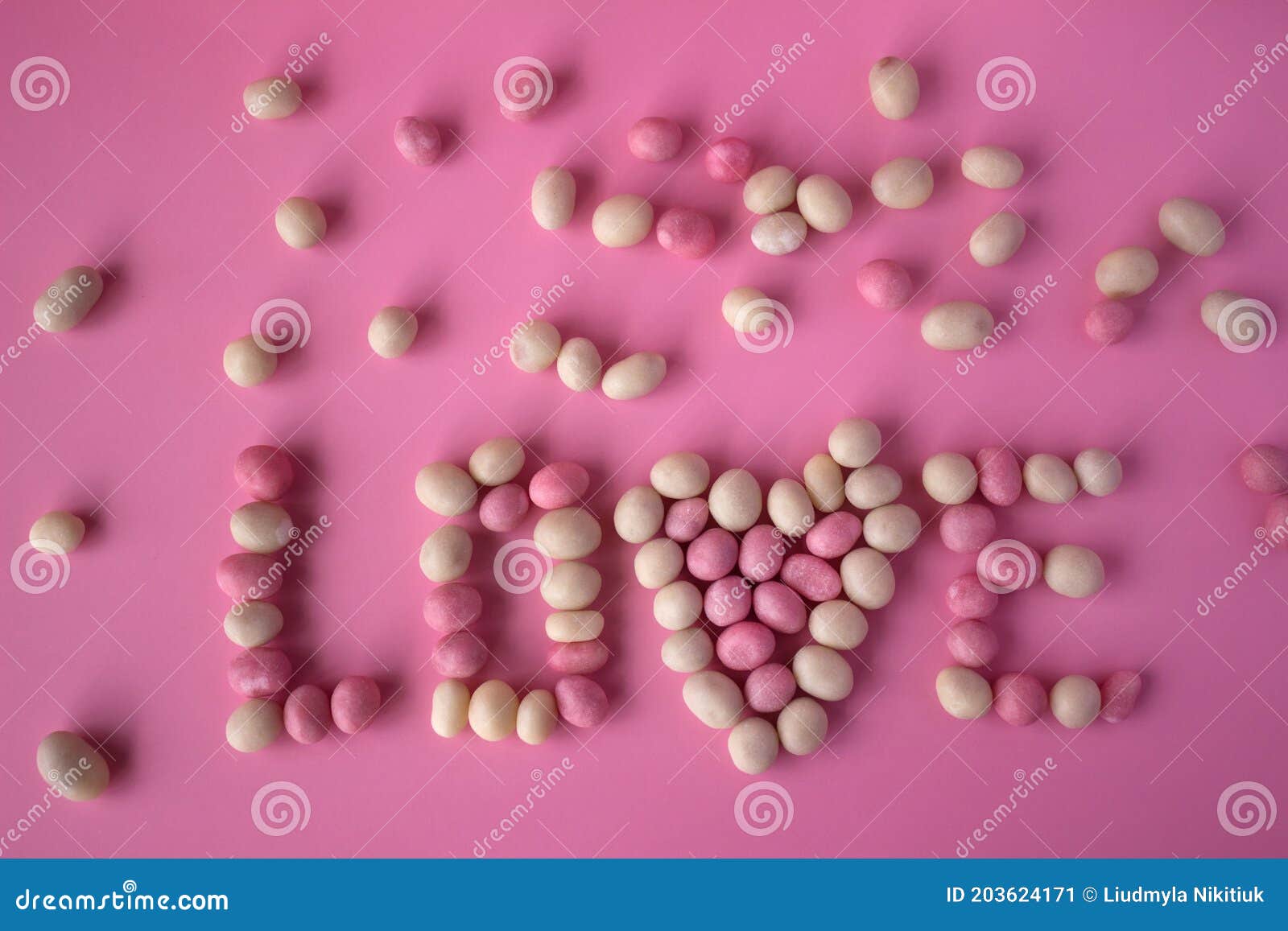 La Parola Amore Fatto Di Caramelle Rosa E Bianche in Vetro. Caramelle  Rotonde Bianche E Rosa Con Noccioline All'interno Sono Dispo Immagine Stock  - Immagine di felice, colorato: 203624171