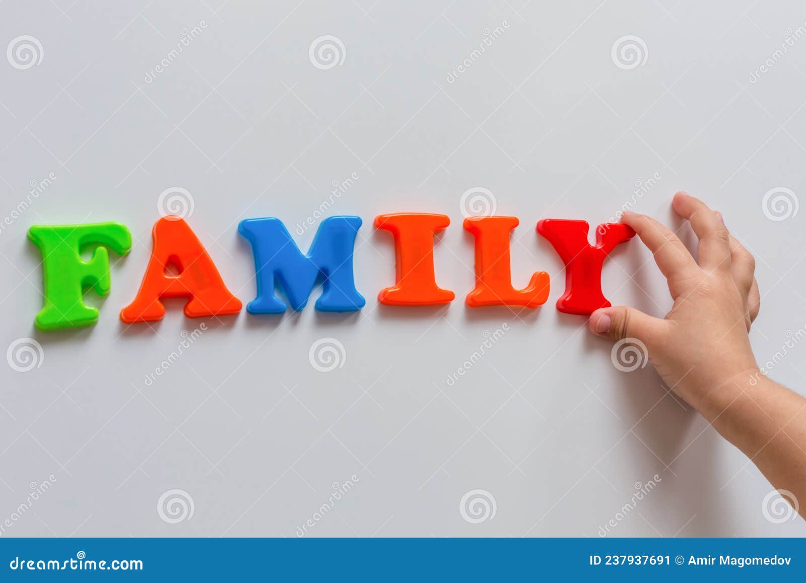 La Parola Famiglia è Fatta Di Lettere Magnetiche Colorate Tipizzate Da Una  Mano Di Bambini. Immagine Stock - Immagine di mani, asilo: 237937691