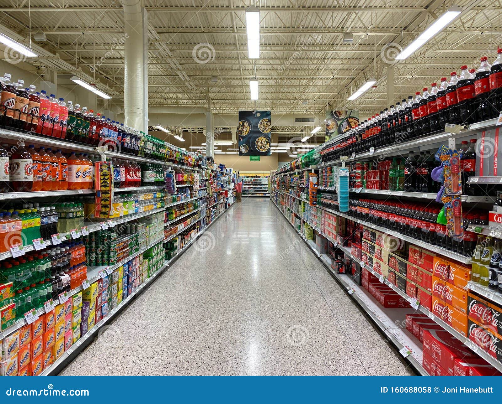 La Pasillo De Bebidas De Un Supermercado Con Productos De Refresco De