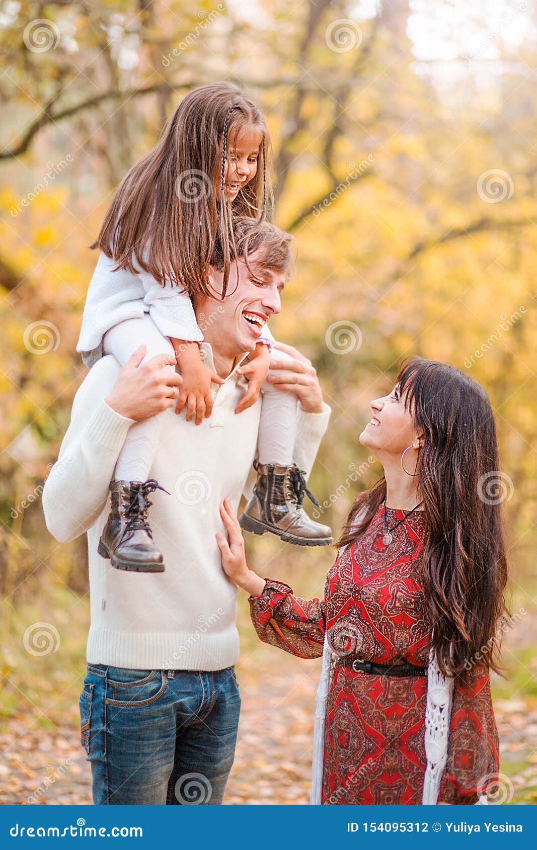 La Passeggiata Della Mamma, Del Papà E Della Figlia Attraverso La Figlia  Della Foresta Di Autunno Si Siede Sulle Spalle Del Padre Fotografia Stock -  Immagine di amore, adulto: 154095312