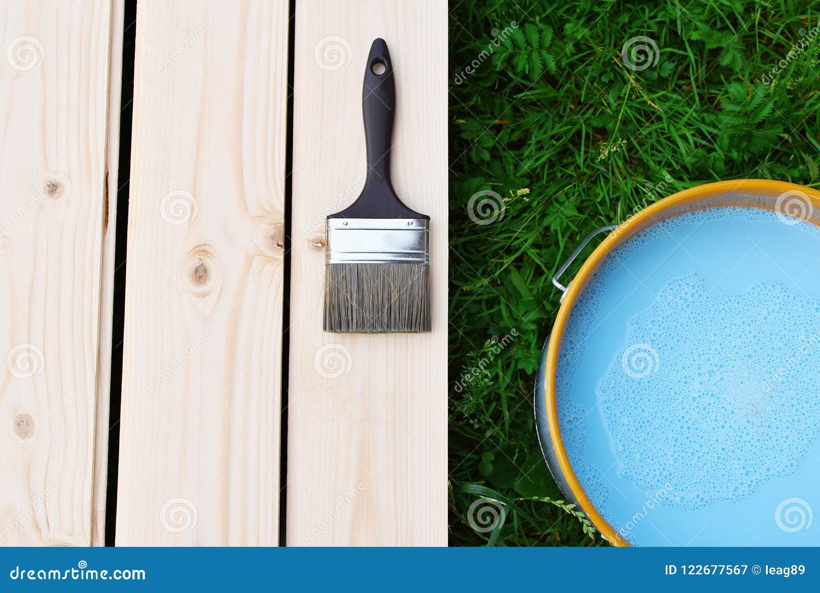 La Peinture Bleue Peut Et Brosse Dehors Image Stock Image