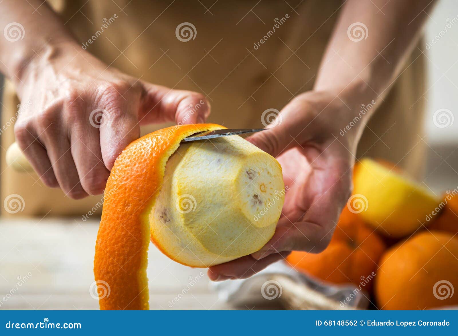 La Persona Sbuccia Un'arancia Fotografia Stock - Immagine di  irriconoscibile, sbucciatura: 68148562