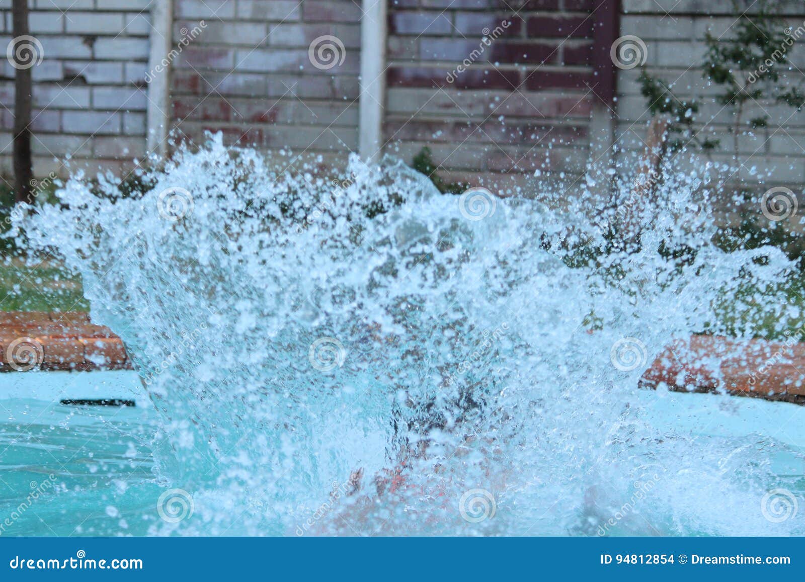 La Personne Sautent Dans Une Piscine Photo Stock Image Du Autre