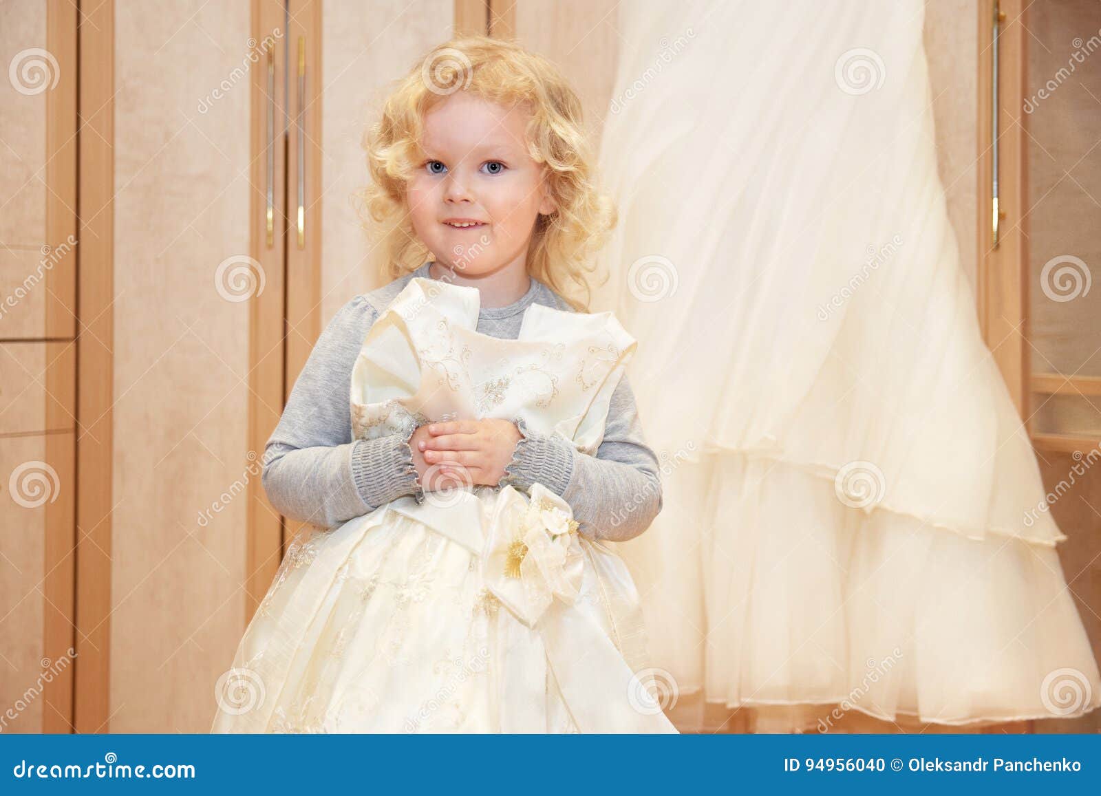 La Petite Fille Apprécient Dans La Robe De Mariage Près De