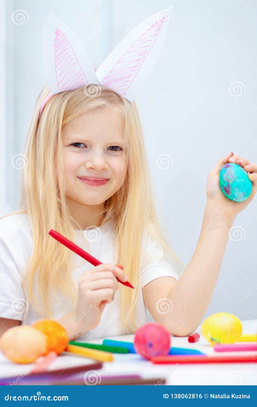 La Petite Fille Dans Des Oreilles De Lapin De Lapin Sur La Tête Se Prépare  à Pâques Et Aux Oeufs De Peinture Repères Colorés Conc Photo stock - Image  du vacances, tête