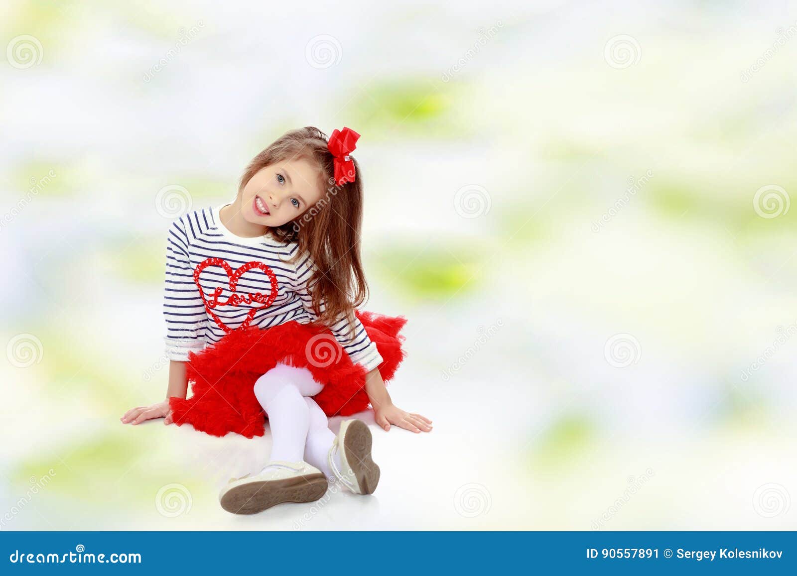 Petite Fille Dans La Jupe Rouge Photo stock - Image du enfant