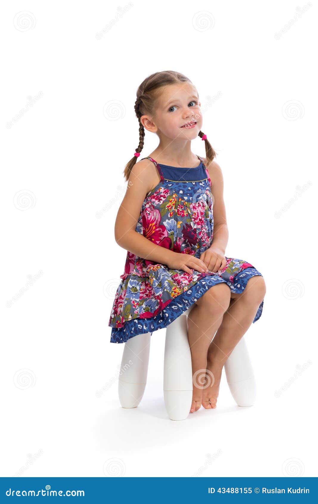 Petite fille d'essayer sur une nouvelle robe. Petite fille choisit robe.  Petite fille et cintres de shopping. Porte manteau Photo Stock - Alamy