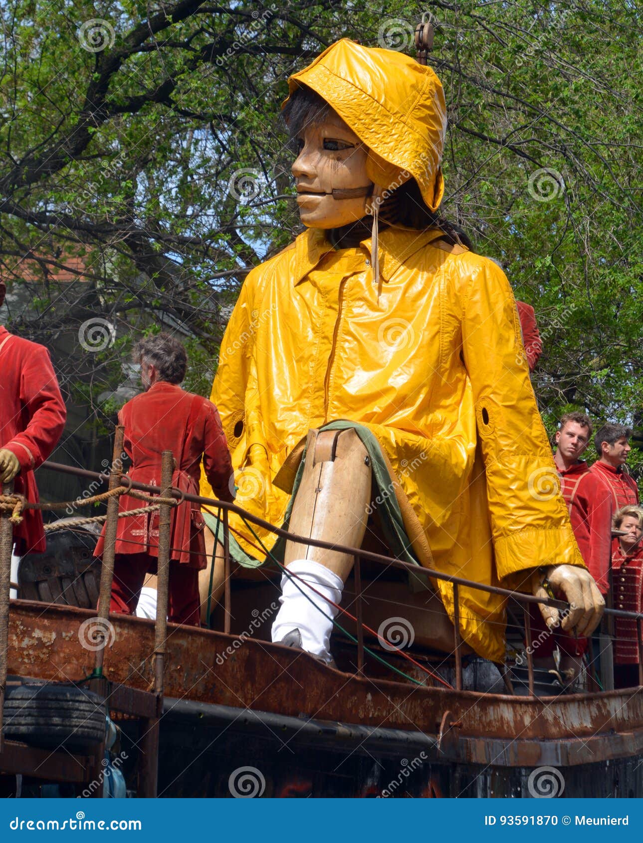 La petite fille géante image éditorial. Image du france 93591870