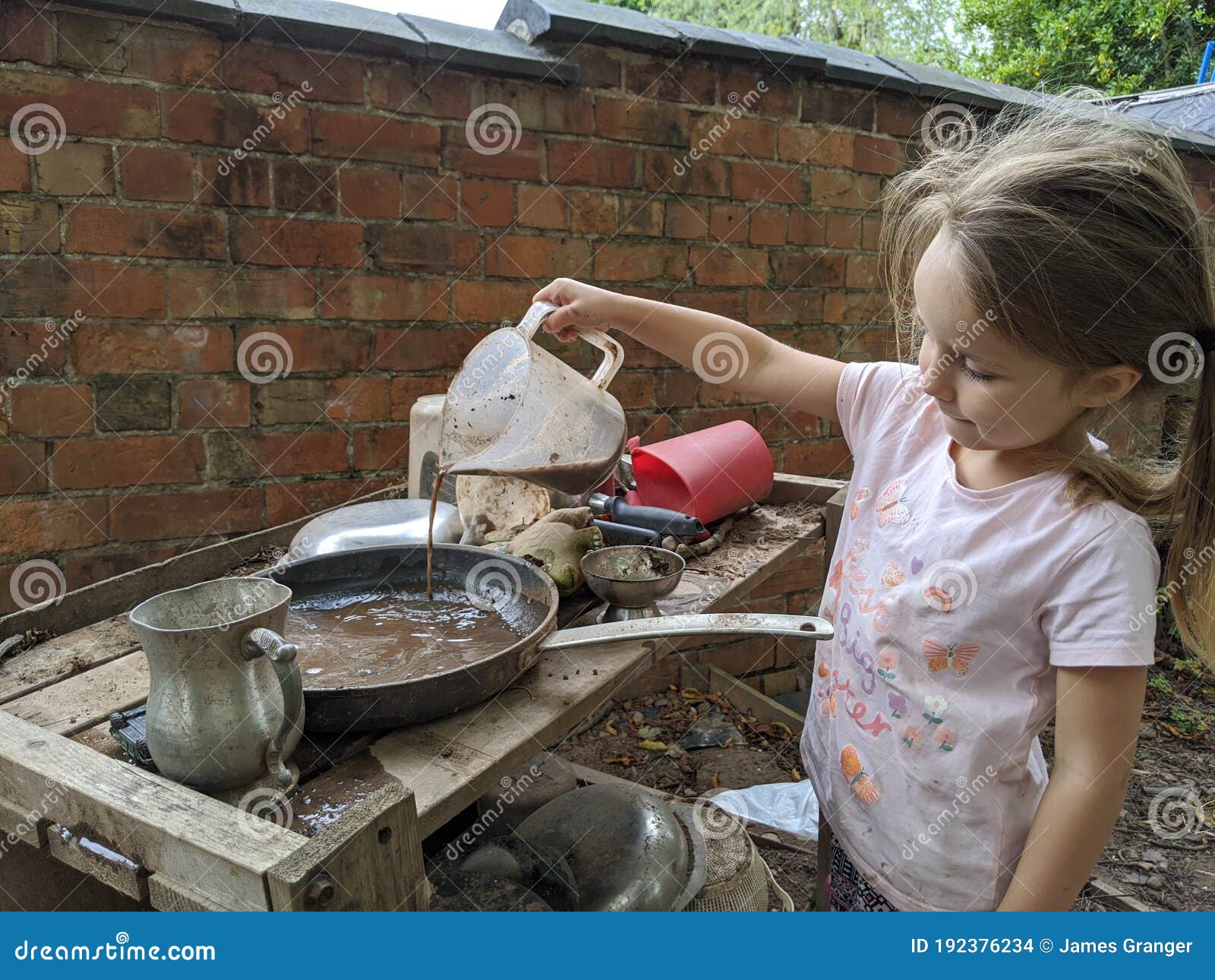 La Petite Fille Joue Avec Une Cuisine De Boue Photo stock - Image