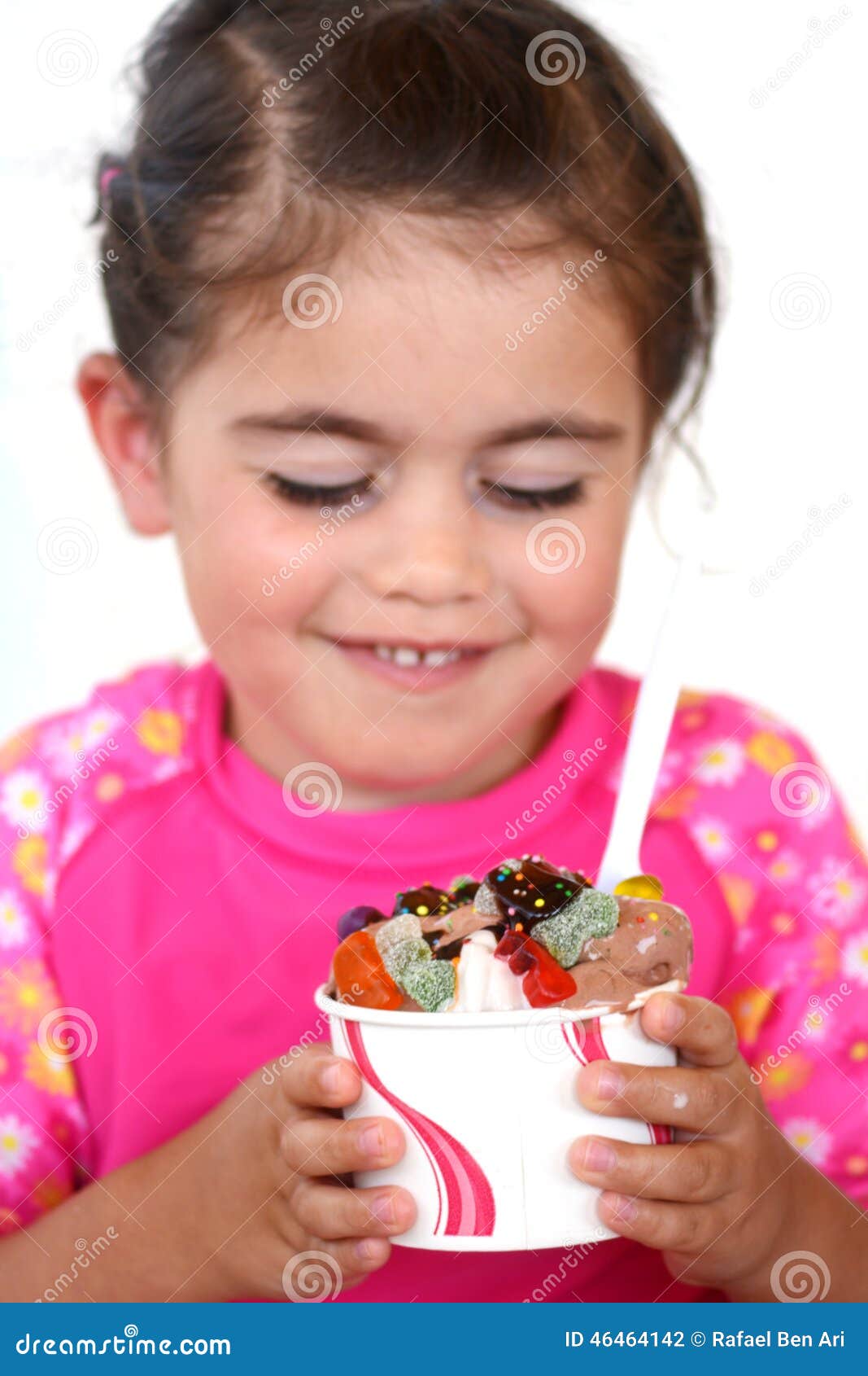 La Petite Fille Mange La Creme Glacee Photo Stock Image Du Enfant Amusement La Petite Fille Mange La Creme Glacee Photo Stock Image Du Enfant Amusement