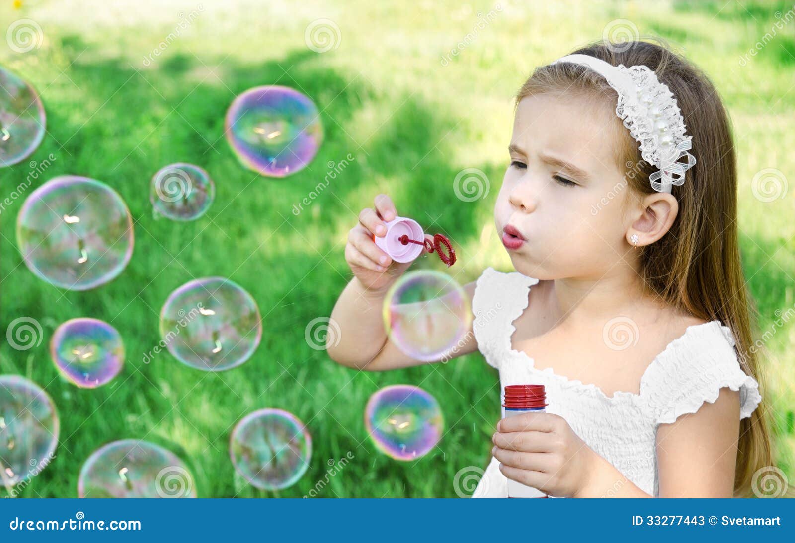 main d'enfant tenant une baguette pour souffler des bulles de savon contre  le ciel bleu lors d'une journée d'été ensoleillée. 11032614 Photo de stock  chez Vecteezy