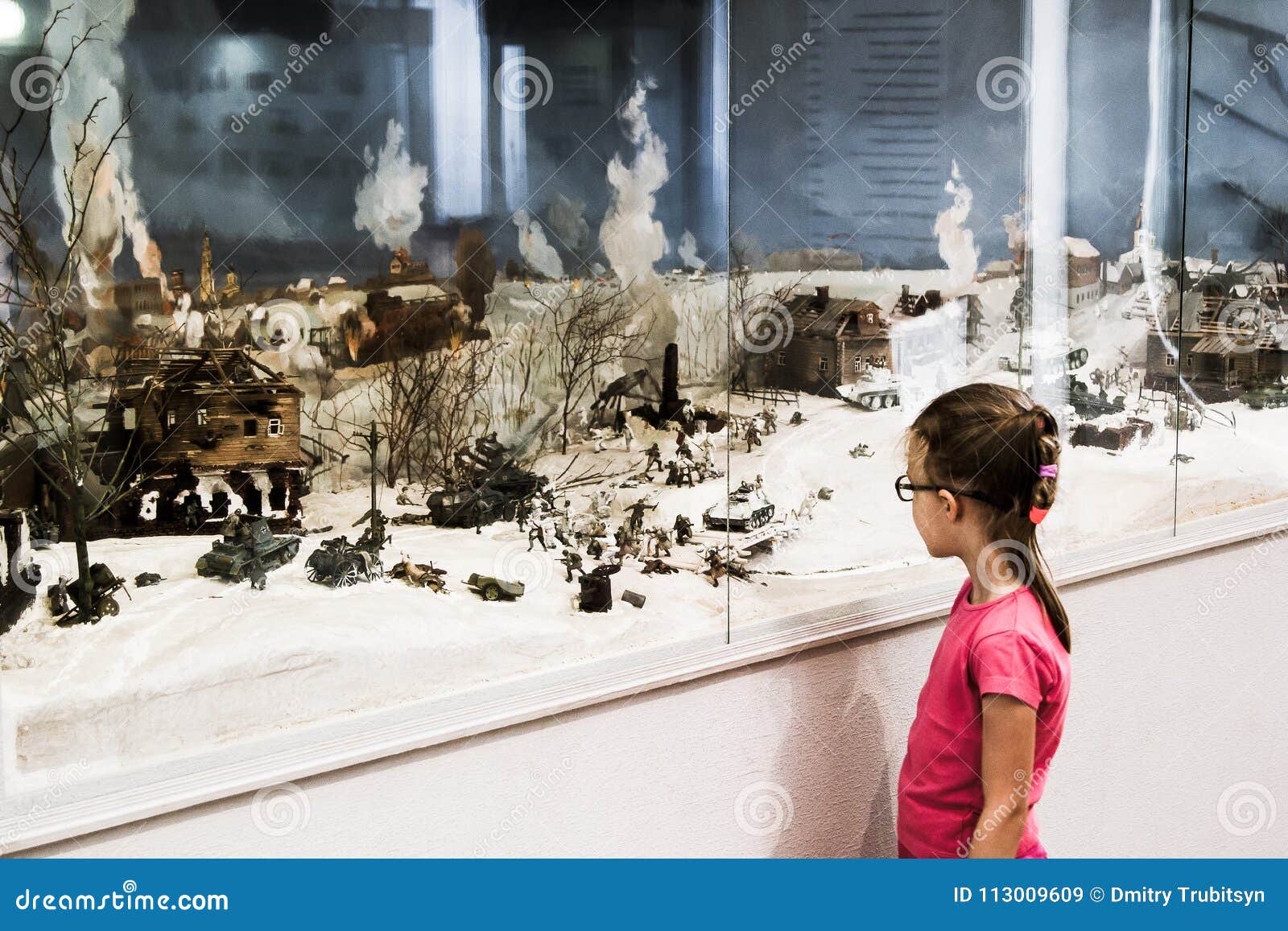 La Petite Fille Regarde Le Diorama De Bataille De La Deuxième Guerre  Mondiale Image stock éditorial - Image du vert, zone: 113009609