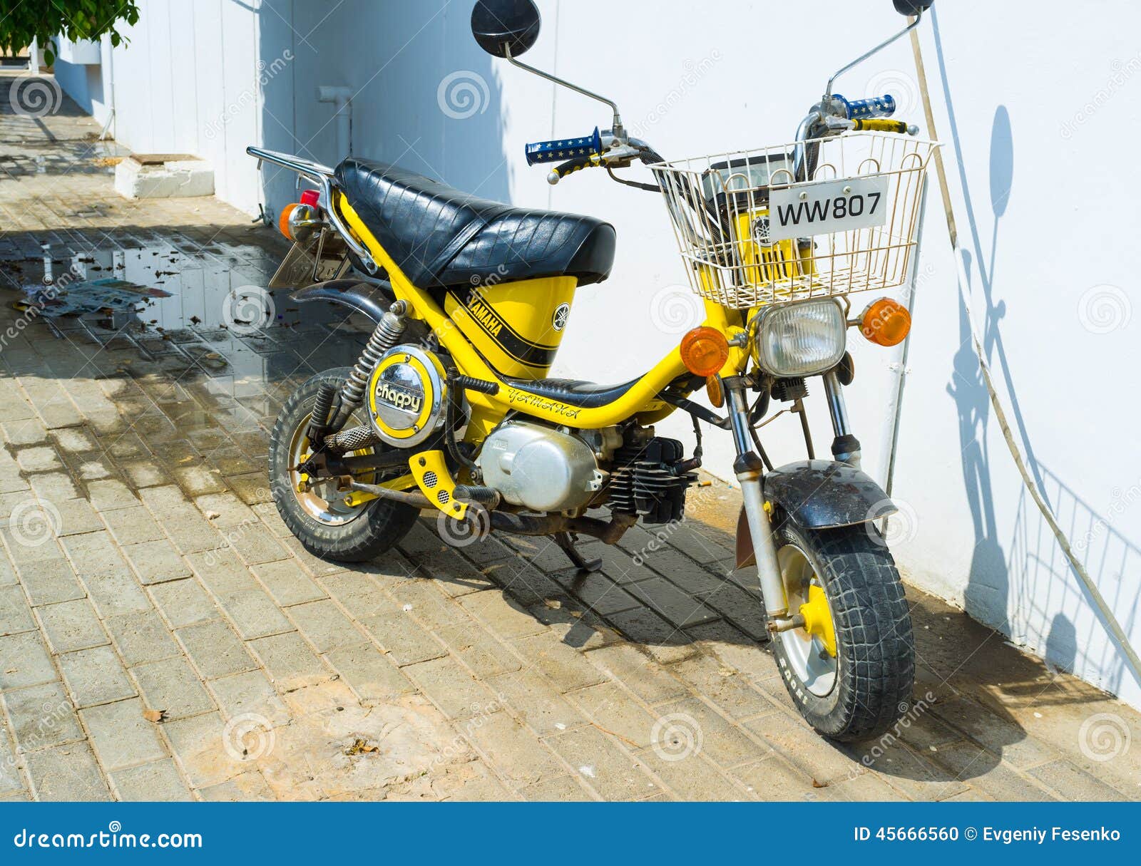 La petite moto image éditorial. Image du motocyclette - 45666560