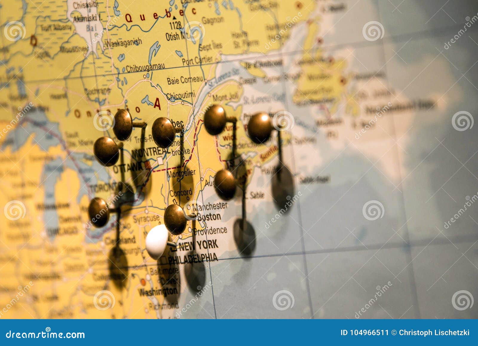 La Photo Du Concept De Voyage De Carte Du Monde Avec Beaucoup De Punaises  Goupille L'Europe Et Le Pays Environnant Image stock - Image du continent,  papier: 104966573