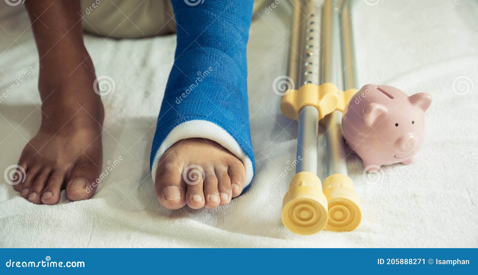 Niño Usando Muletas Foto de stock y más banco de imágenes de