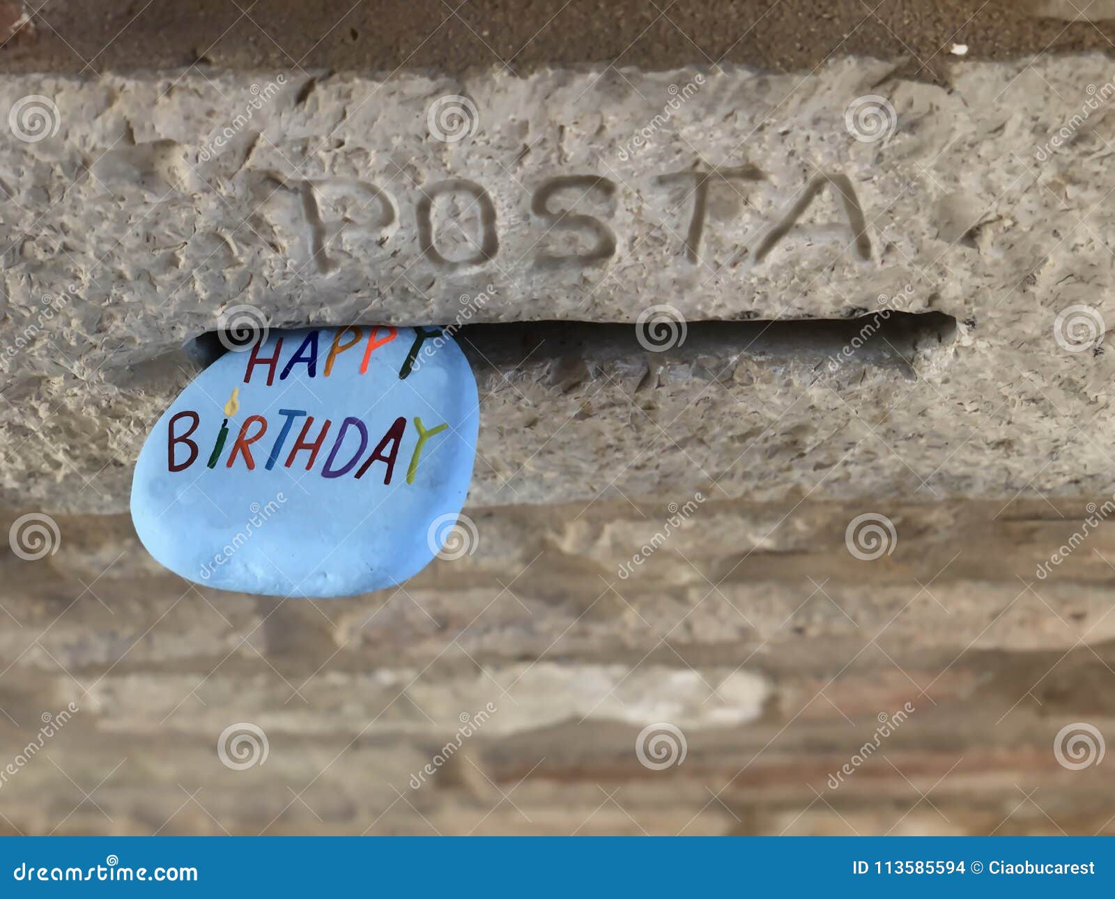 La Pierre De Joyeux Anniversaire Dans Une Boite Aux Lettres Aiment Un Message Photo Stock Image Du Artistique Heureux