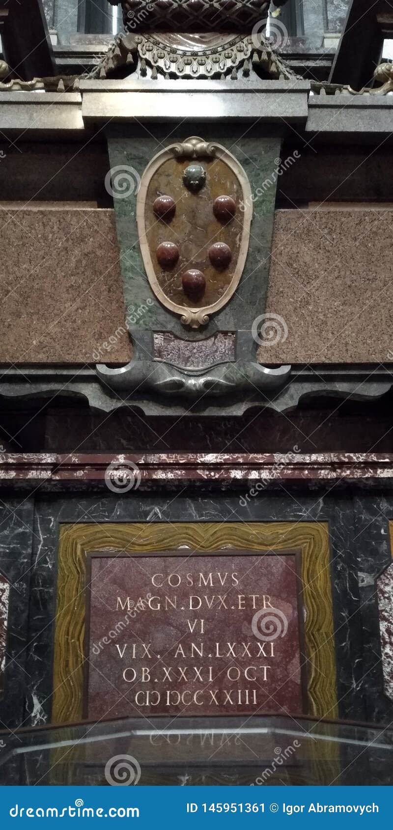 La pietra tombale di Duke Cosimo IV Medici, Firenze. FIRENZE, ITALIA - 13 SETTEMBRE 2018: Ciò è la pietra tombale di Duke Cosimo IV e l'emblema di Medici nella selce silicea di principi nella basilica di San Lorenzo