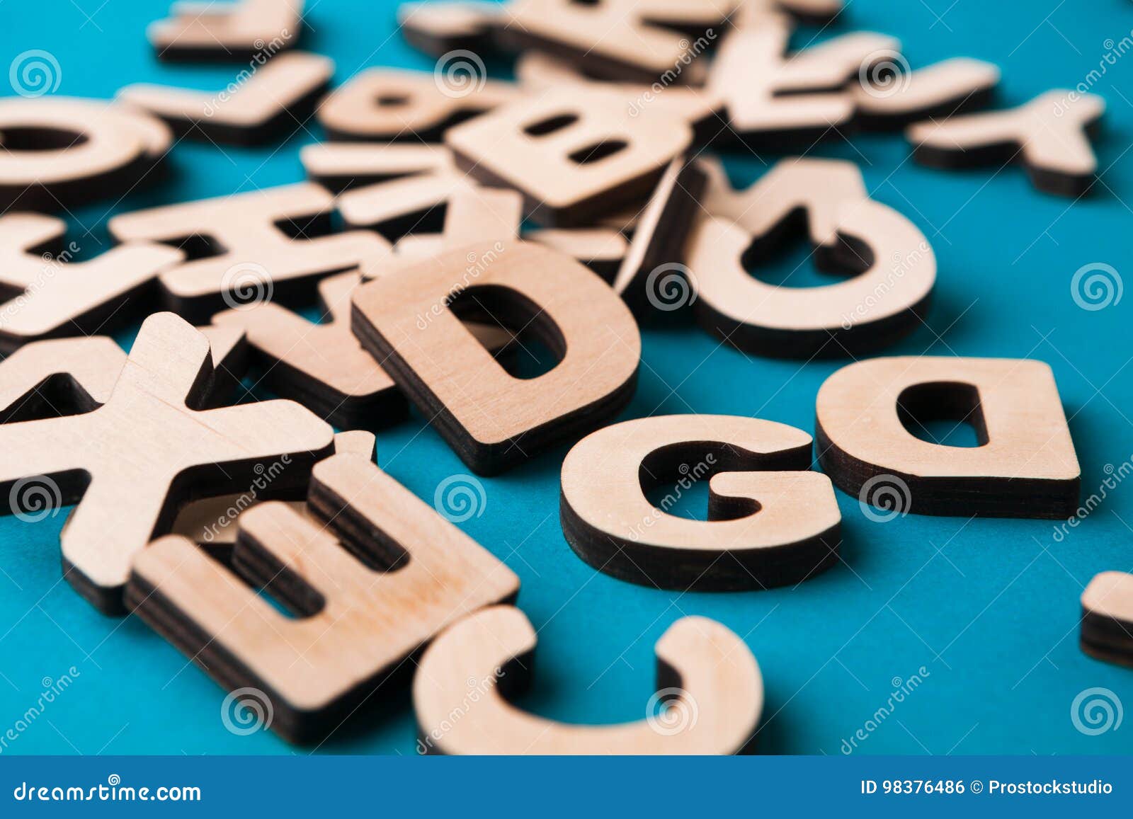 La pila de inglés de madera pone letras al fondo, espacio de la copia Estudio del alfabeto, ABC, concepto de la educación