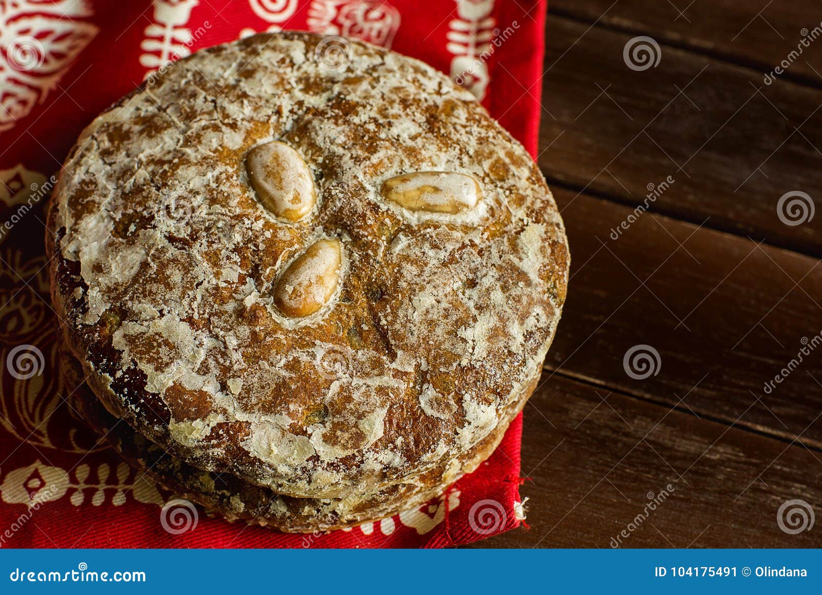 Biscotti Di Natale Lebkuchen.La Pila Di Biscotti Tedeschi Tradizionali Del Pan Di Zenzero Di Natale Ha Lustrato Lebkuchen Con Le Mandorle Tabella Rossa Festiv Immagine Stock Immagine Di Natale Gingerbread 104175491