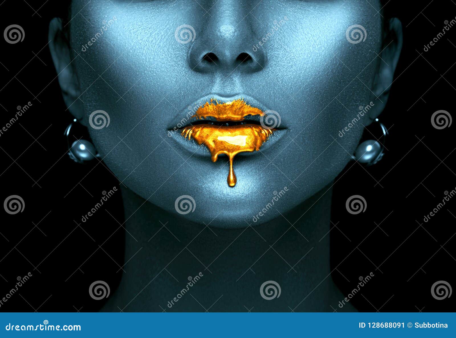 La pintura del oro gotea de los labios atractivos, descensos líquidos de oro en boca modelo hermosa del ` s de la muchacha, maqui