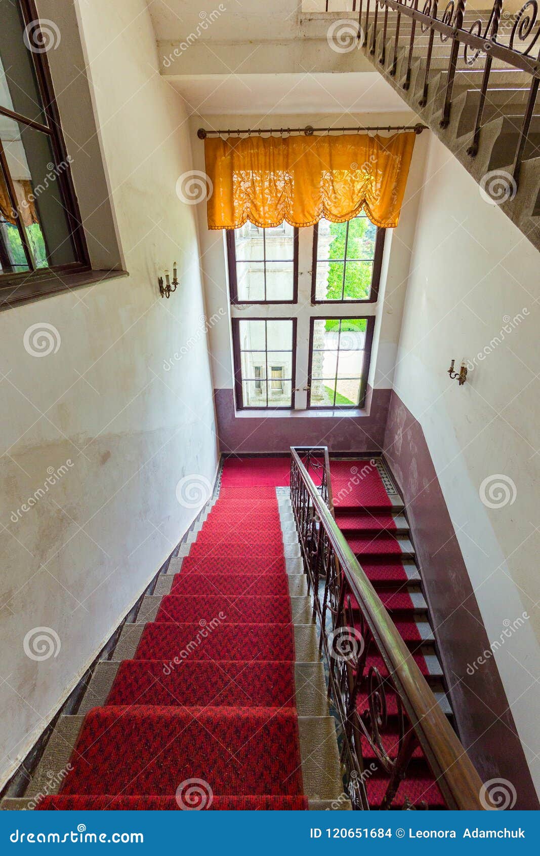 Calma Simetría interior La Pista Roja Se Coloca Las Escaleras Abajo a La Ventana Con Las Cortinas Anaranjadas Foto de archivo - Imagen de saludo, vendimia: 120651684 Calma Simetría interior La Pista Roja Se Coloca Las Escaleras Abajo a La Ventana Con Las Cortinas Anaranjadas Foto de archivo - Imagen de saludo, vendimia: 120651684