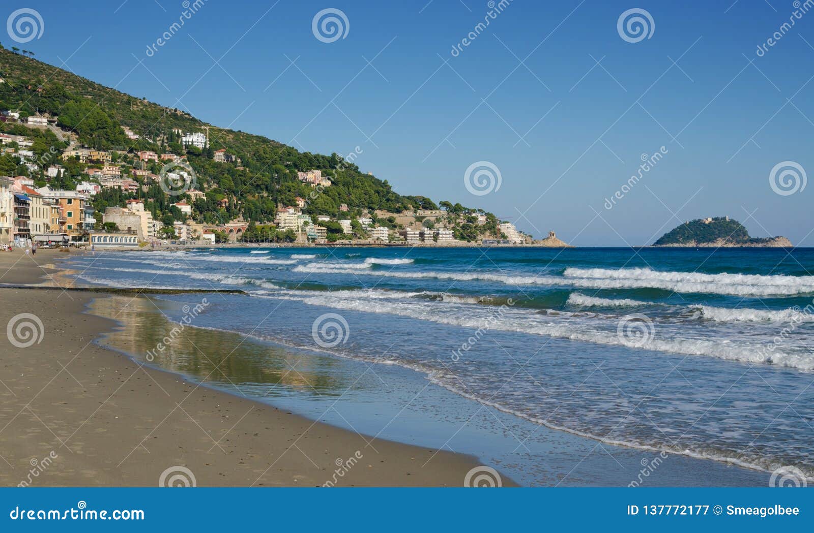 La Plage Chez Alassio En Automne Photographie éditorial