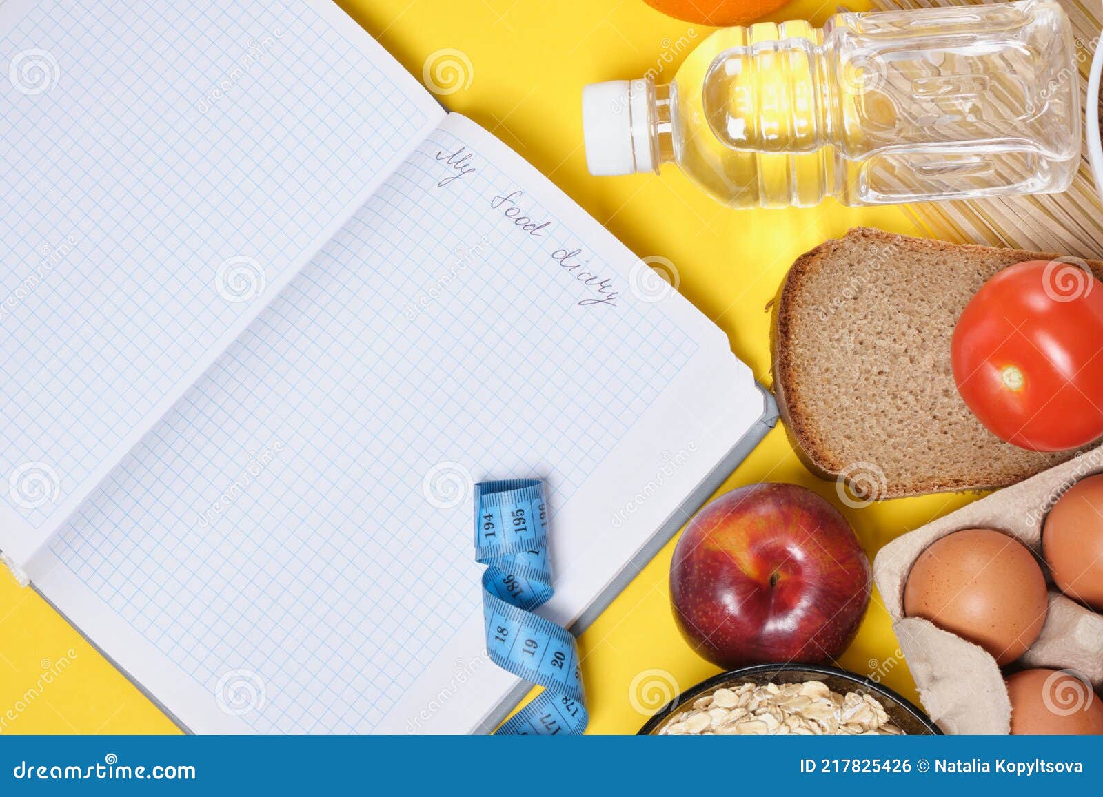 La Planification D'un Carnet De Régime Alimentaire Et Alimentation Sur Fond  Jaune Photo stock - Image du bleu, aptitude: 217825426