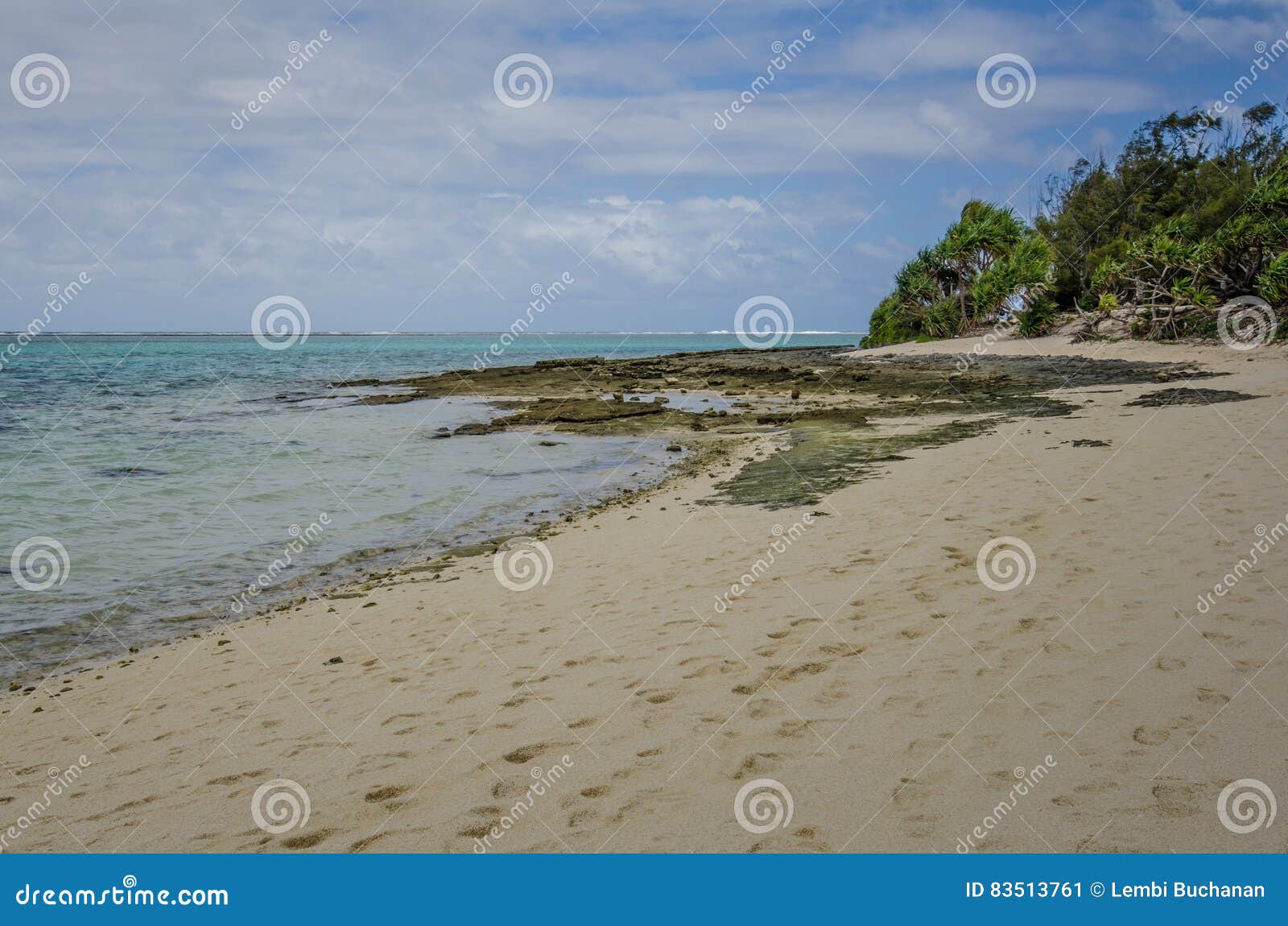 La playa abandonada de la isla del misterio en Vanuatu. La playa de la isla deshabitada del archipiélago de Vanuatu de 82 islas volcánicas en el océano de South Pacific, una parada popular del día para los barcos de cruceros