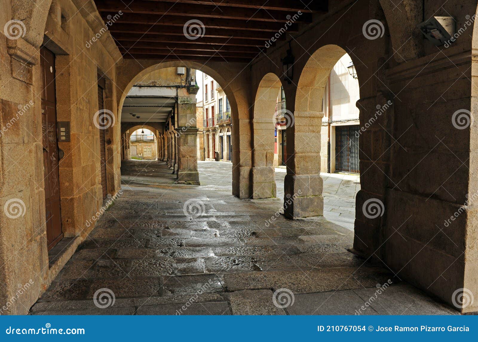 soportales de la plaza do trigo en la ciudad de ourense orense, galicia, espaÃÂ±a