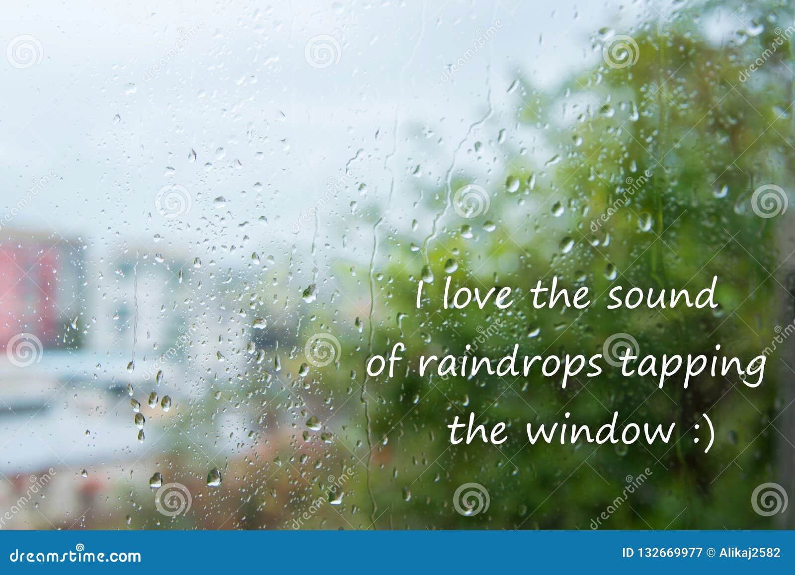 La Pluie Se Laisse Tomber Sur La Fenêtre Avec Le Texte “que J'aime