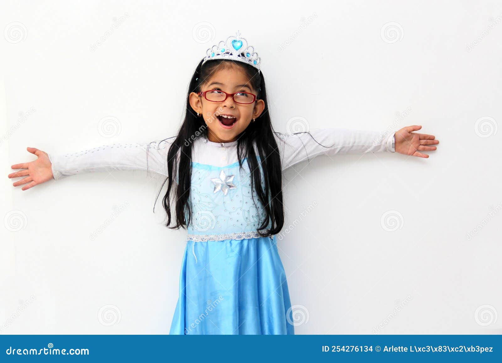 La Pobre Morena Latina De 4 Años Está Vestida Como Una Princesa Feliz Con  Su Disfraz Para Ir a Una Fiesta Infantil Y Sentirse Fuer Foto de archivo -  Imagen de celebre,
