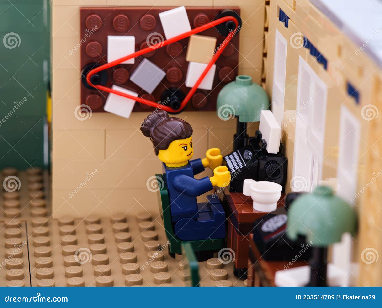 La Poliziotta Lego Sta Scrivendo Una Macchina Da Scrivere Nella Stazione Di  Polizia Immagine Stock Editoriale - Immagine di tabella, editoriale:  233514709