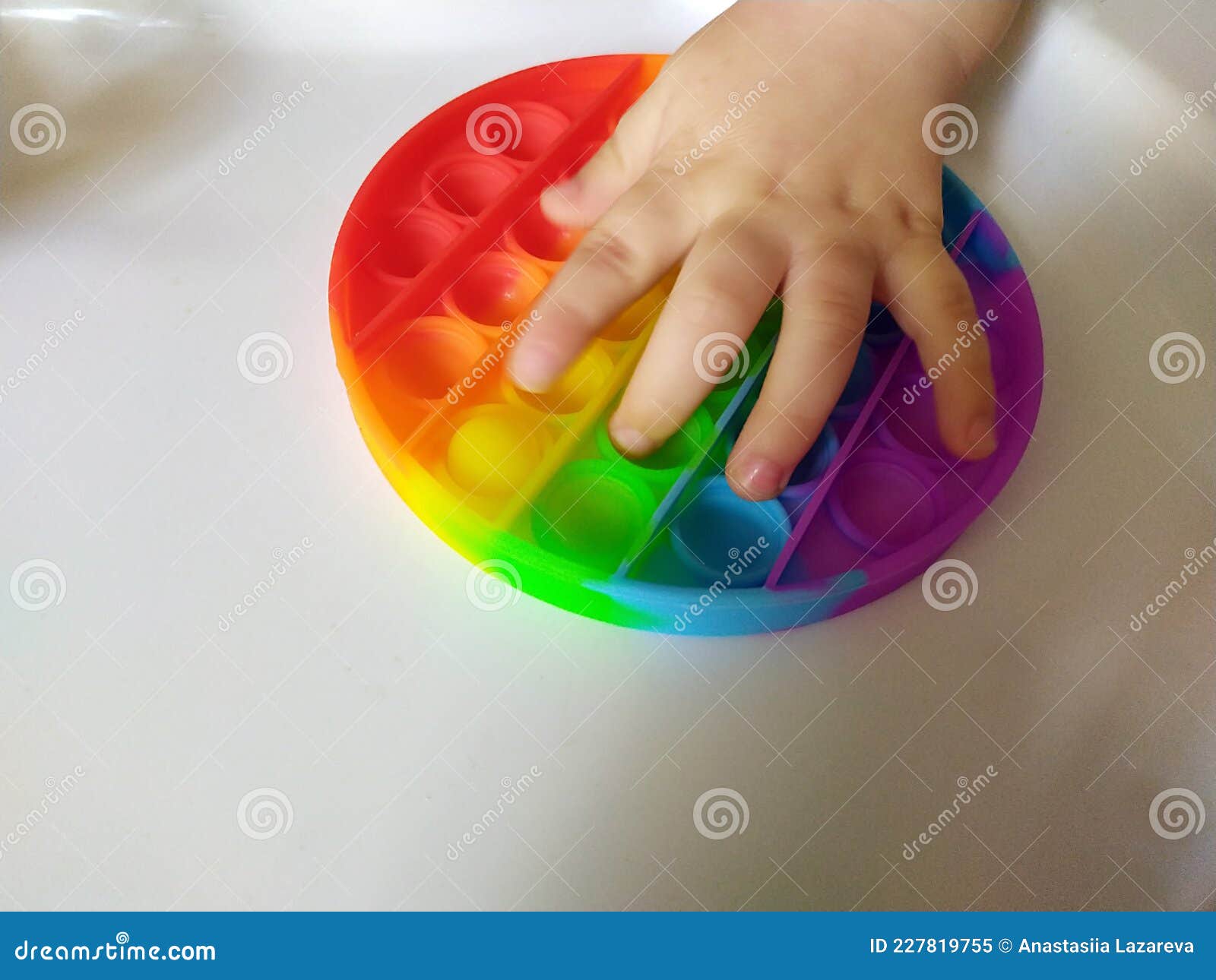 La Pop C'est Un Jouet Anti-stress. Un Petit Enfant Joue. Petits Doigts  Presser Sur Les Points. Un Jeu Pour Les Enfants Image stock - Image du  numérique, doigt: 227819755