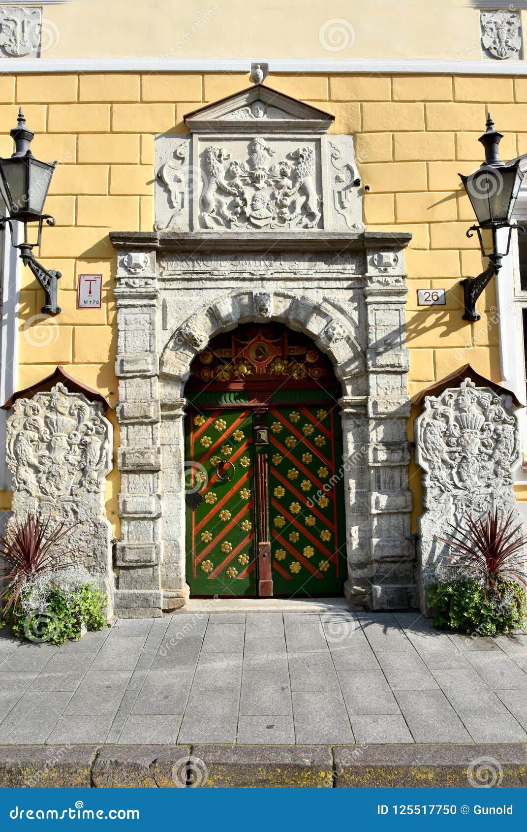 La Porta Della Fratellanza Dei Comedoni a Tallinn L'Estonia Immagine  Editoriale - Immagine di facciata, emblema: 125517750