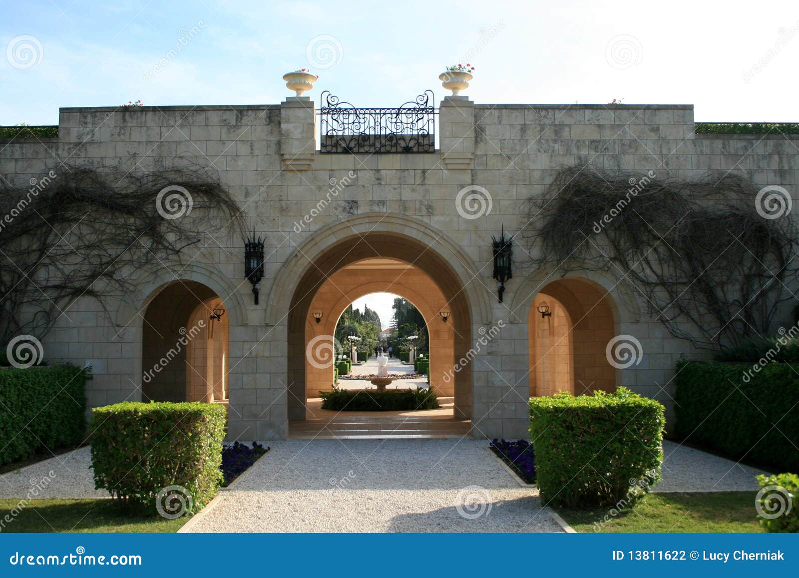 La porte en pierre. Porte de marbre de jardin de Bahai