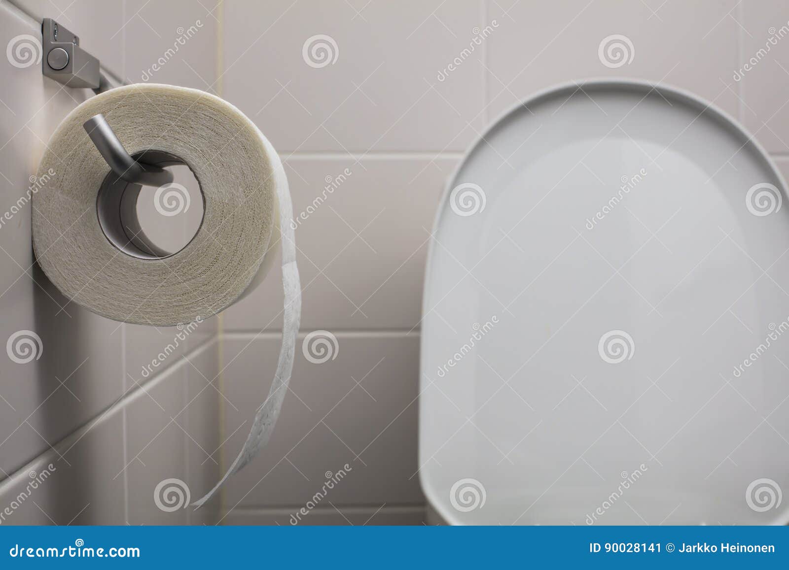 Avoir Images La Pose De Papier Peint De Toilette Sur Le Mur Image Stock Image le plus cool salutations