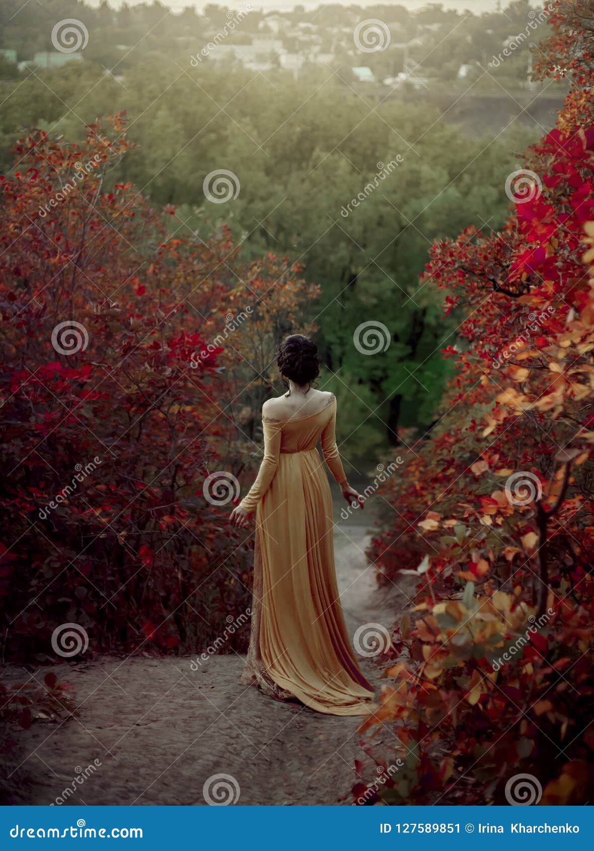La Princesa En Un Vestido Amarillo Del Vintage En El Renacimiento Está Caminando a Lo Largo De Las Colinas Pintorescas Del Otoño Imagen de archivo - Imagen de belleza, exterior: 127589851 La Princesa En Un Vestido Amarillo Del Vintage En El Renacimiento Está Caminando a Lo Largo De Las Colinas Pintorescas Del Otoño Imagen de archivo - Imagen de belleza, exterior: 127589851