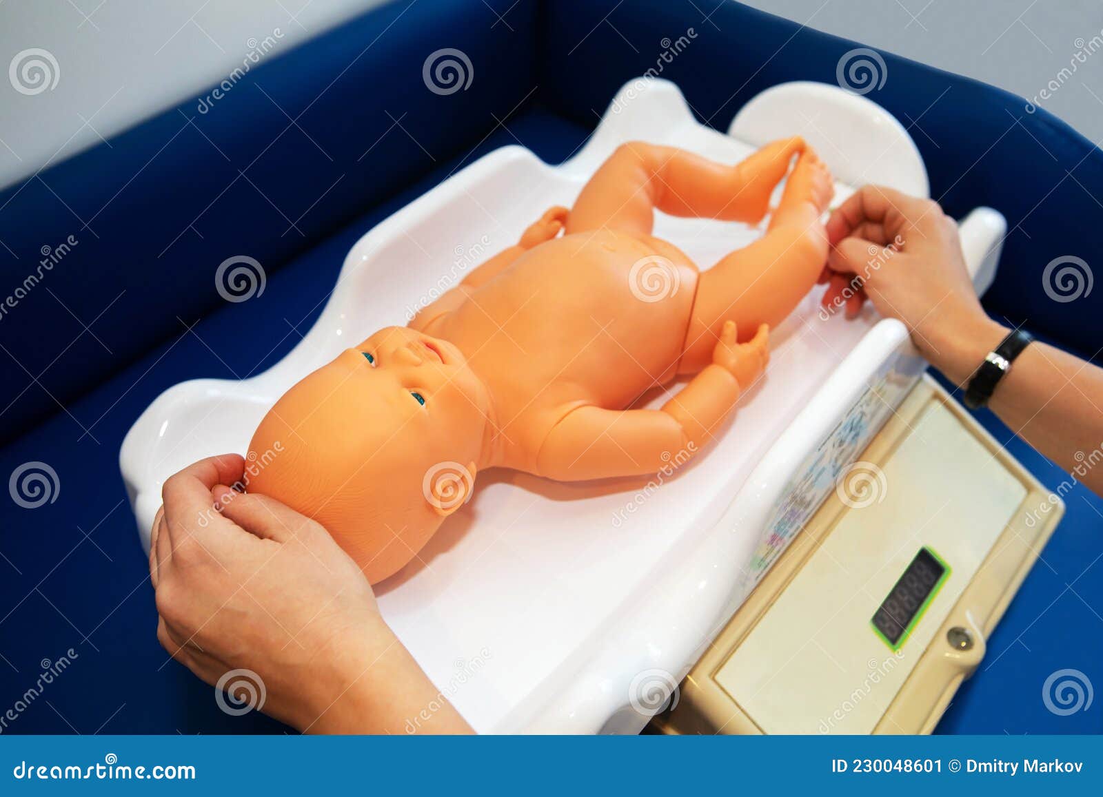 La Procédure De Pesée D'un Enfant. Mannequin Nouveau-né à échelles  Spéciales. Formation De Jeunes Médecins à La Prise En Charge D' Image stock  - Image du anatomie, classroom: 230048601