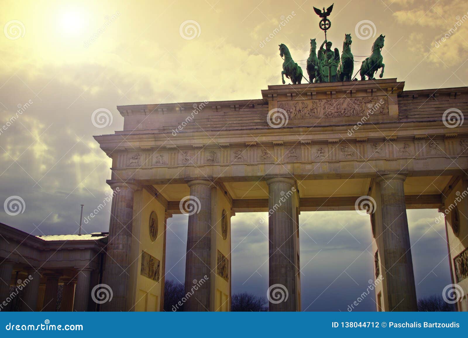 La puerta de Brandeburgo en Berlín, Alemania. La puerta de Brandeburgo es el ` s de Berlín la mayoría de la señal famosa Un símbolo de Berlín y de la división alemana durante la guerra fría, ahora es un símbolo nacional de la paz y de la unidad