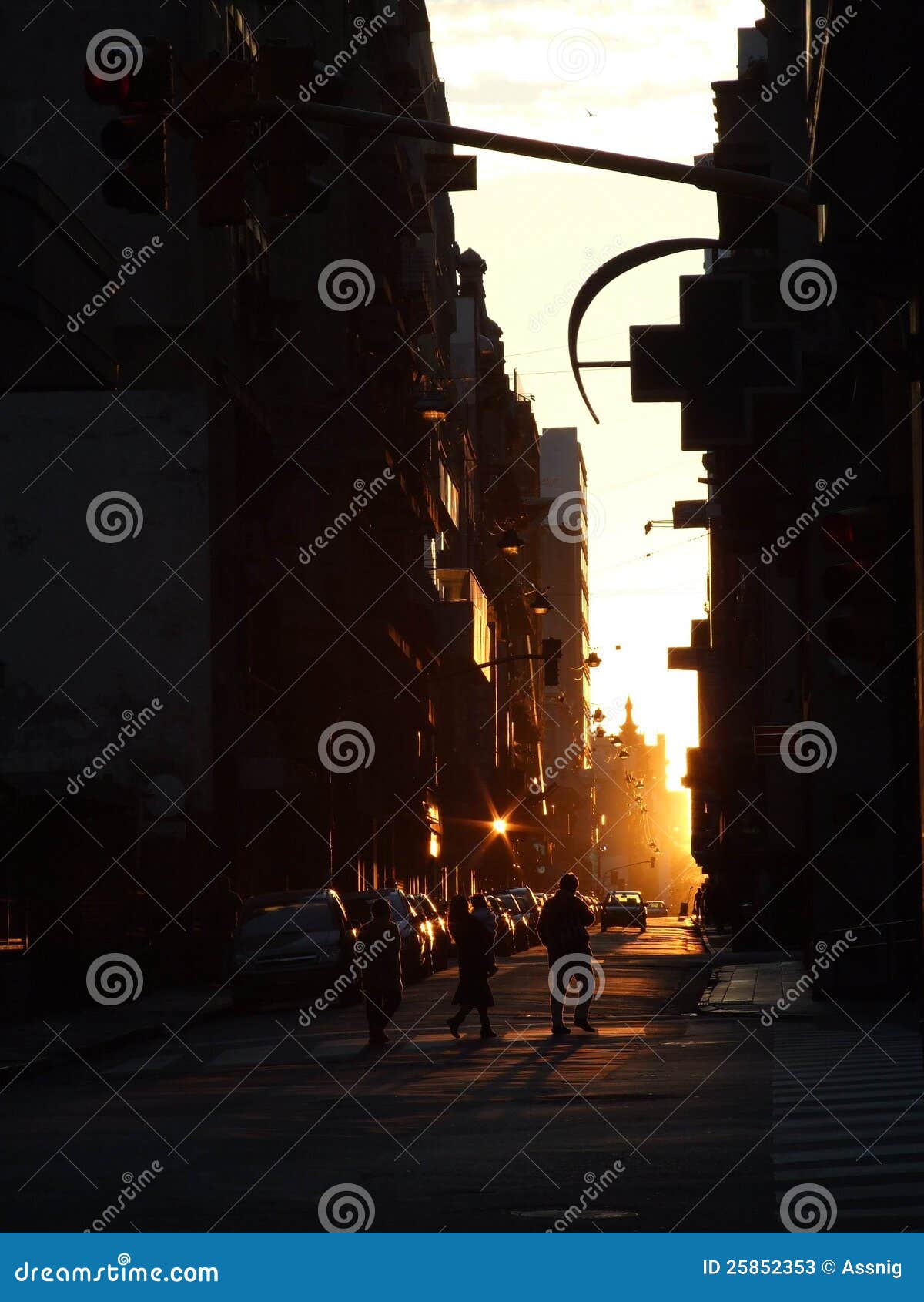 La puesta del sol en ciudad grande. La puesta del sol en la ciudad grande (Buenos Aires, la Argentina)