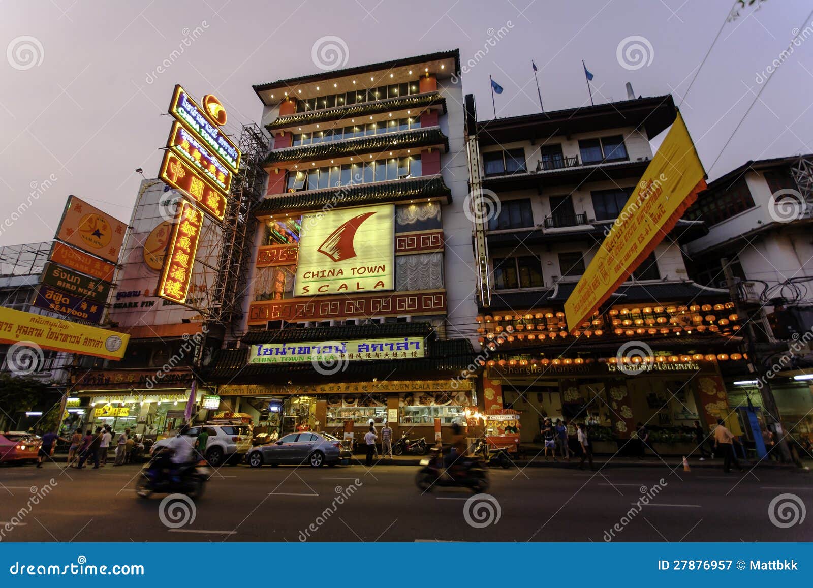 La puesta del sol y la ciudad se enciende en Chinatown, Bangkok. Departamentos, linternas chinas y luces en la puesta del sol en Chinatown, Bangkok, Tailandia