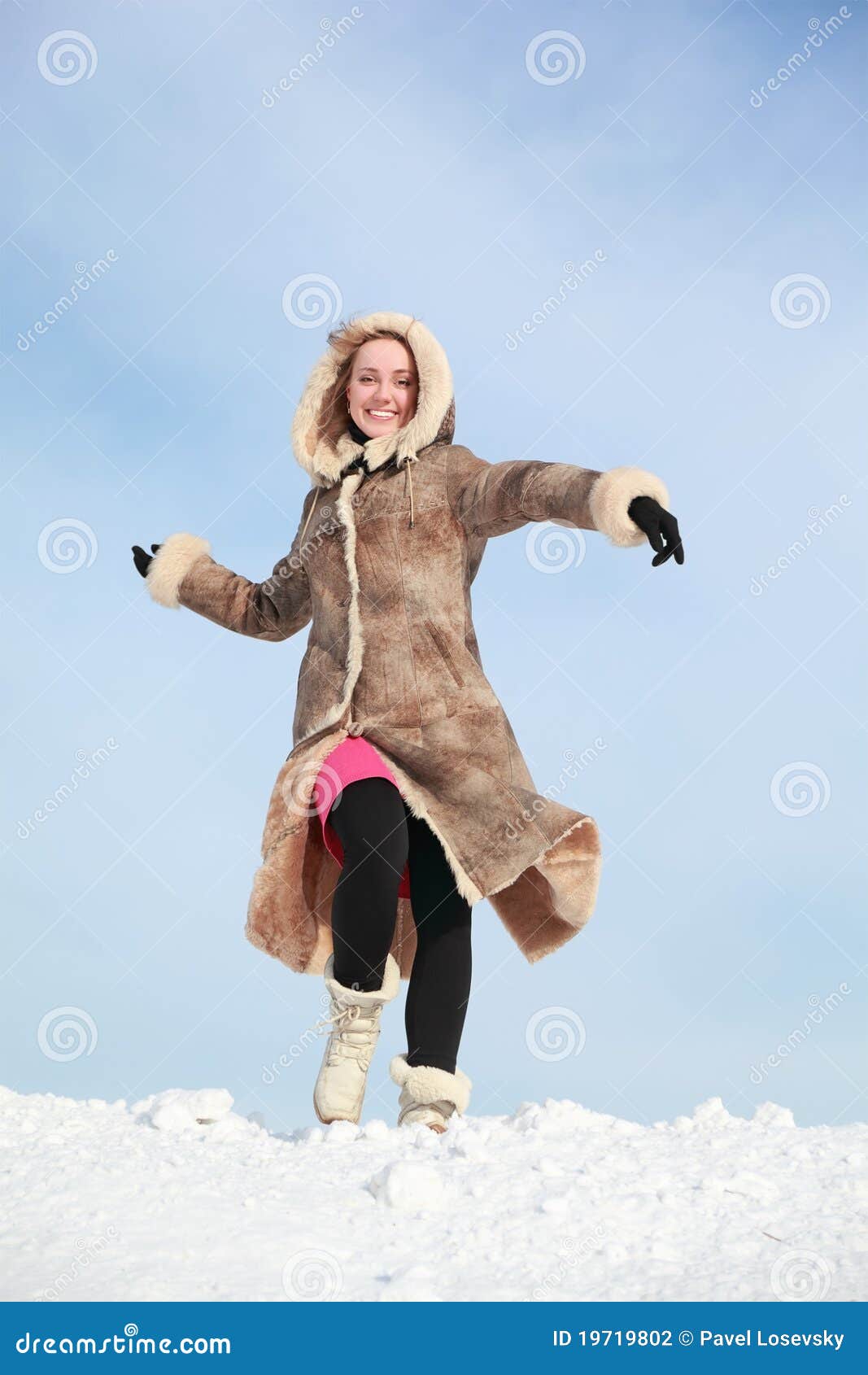 La ragazza affretta in avanti su neve ed oscilla le braccia. La ragazza affretta in avanti su neve in inverno ed oscilla le braccia