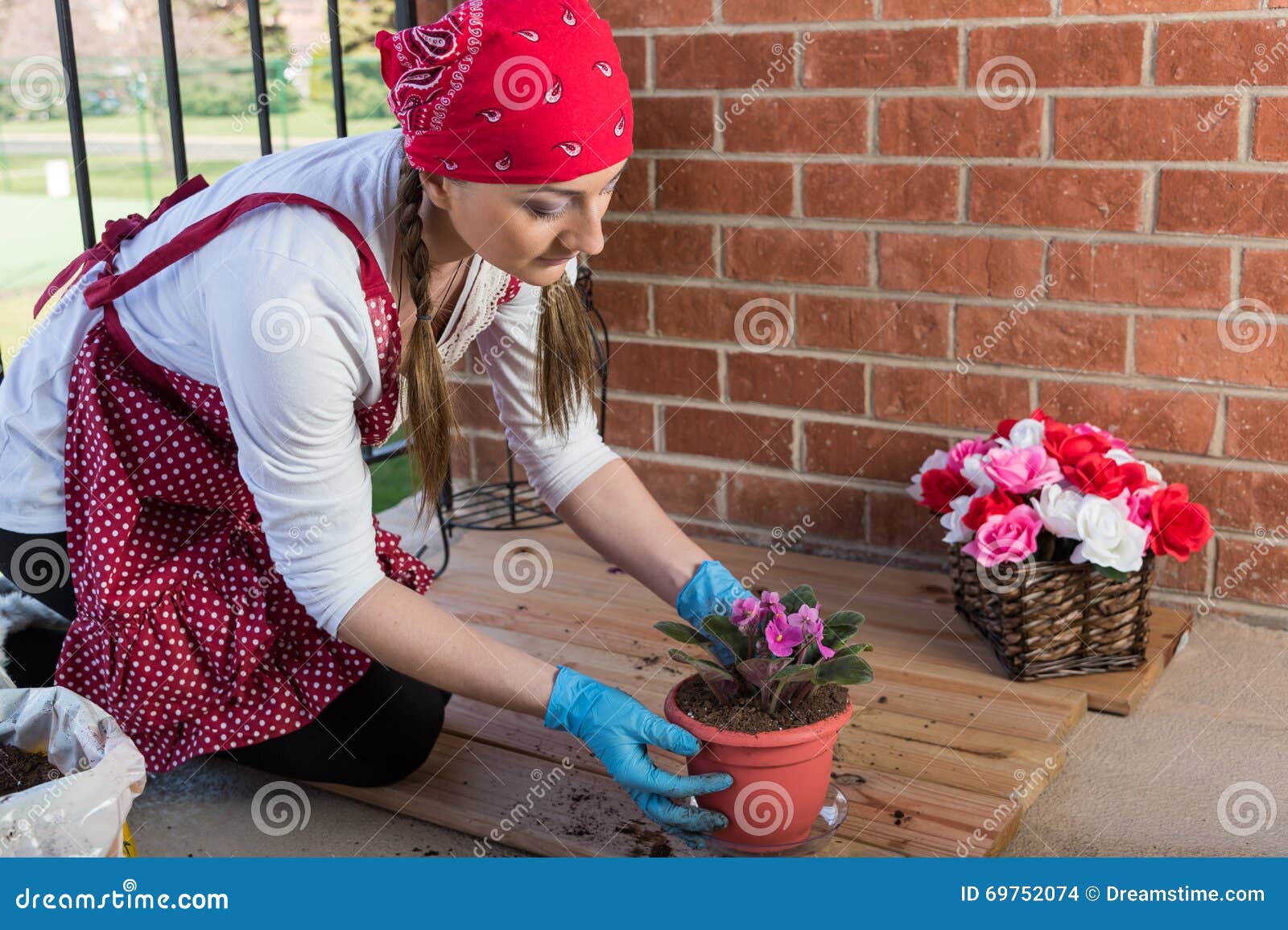 Волонтеры цветы. Девушка пересаживает цветы. Волонтера цветок. Девочек сажают на тёплый горшок профилактика. Девочка пересаживает цветок на газете.