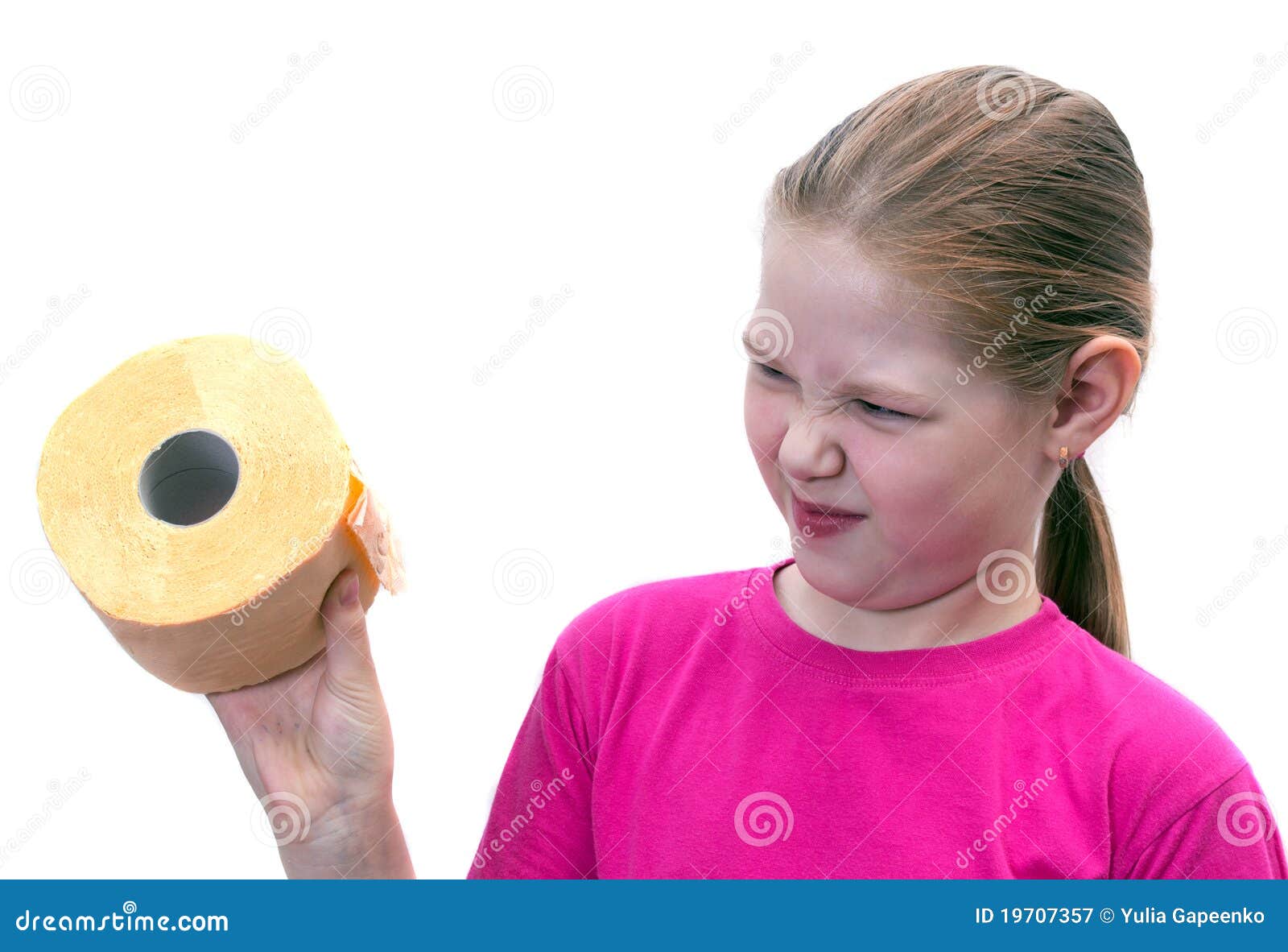 La Ragazza Con Un Rullo Di Toletta Immagine Stock Immagine di bambini